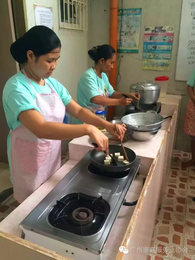 TECHNIC Maids in Phillippine having cooking classes